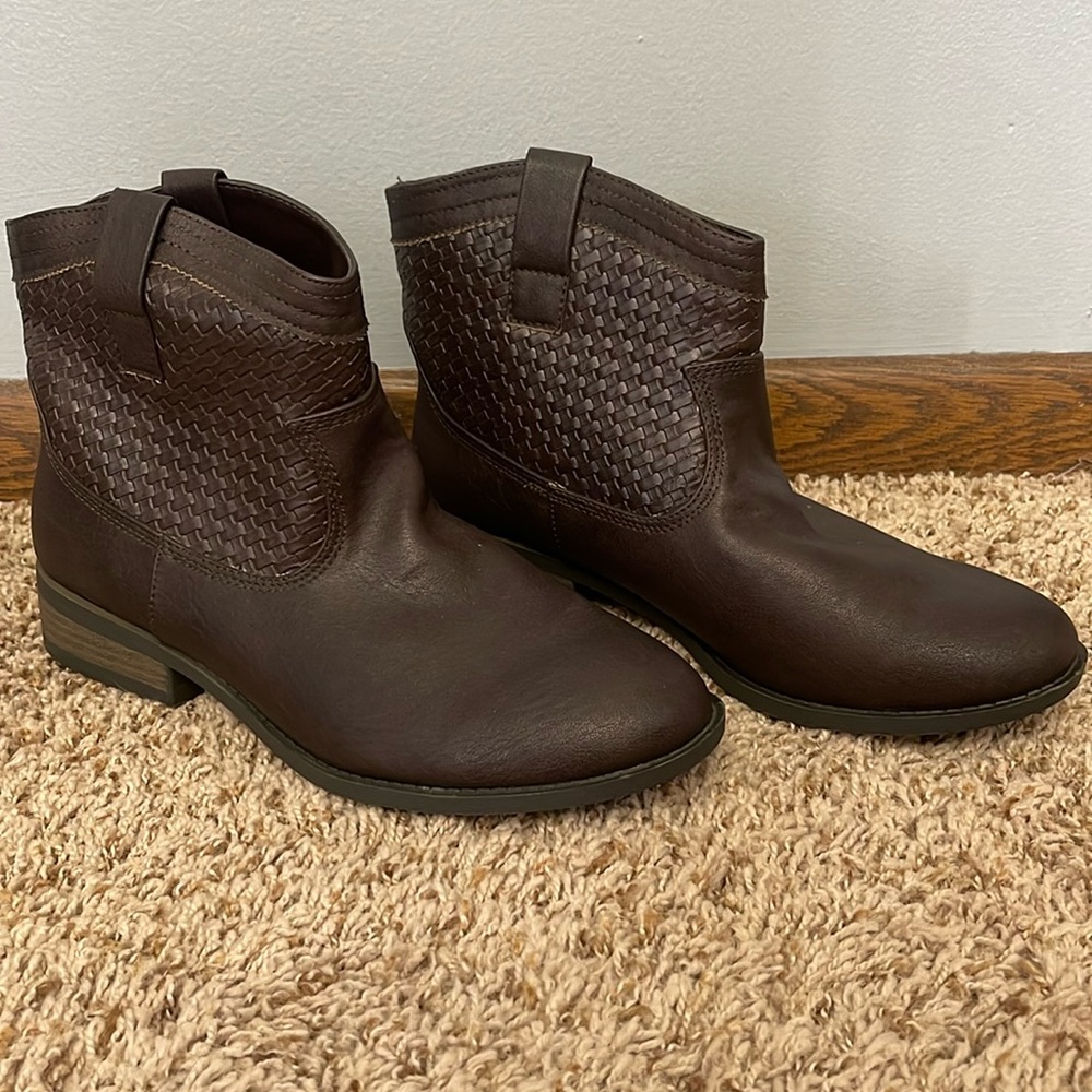 Women’s size 10 ankle boots
Charlotte Russe brand
New, never worn